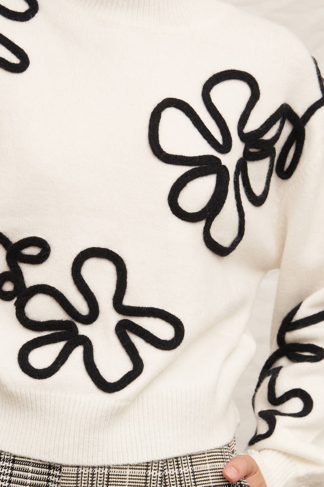 Floral Outline Mock Neck Sweater En Crème
